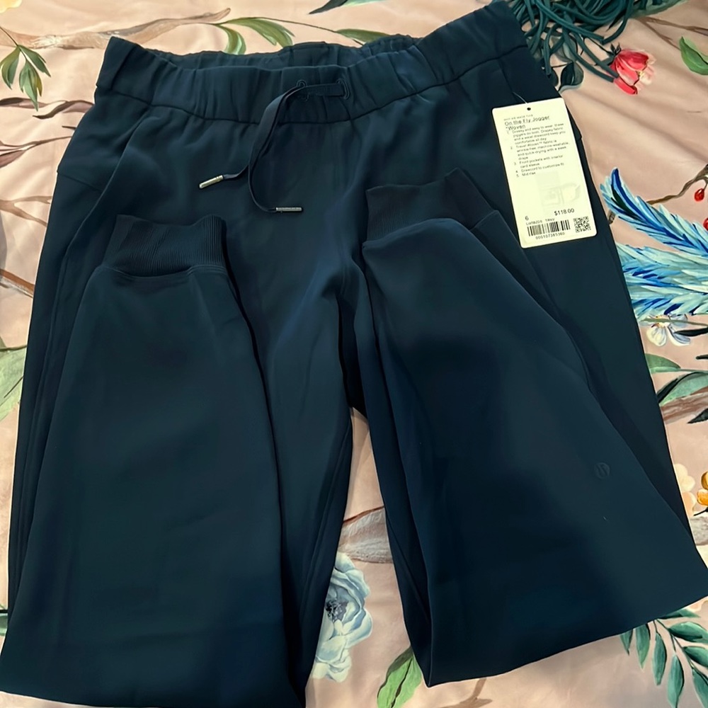 Lululemon ON THE FLY JOGGER *NWT*